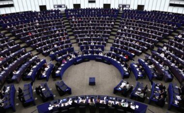 Parlamenti Evropian “ngrin” marrëveshjen tregtare me SHBA-në deri në një njoftim të dytë