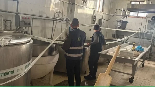 AKU ‘zbarkon’ në baxhon në Fier, bllokohen mijëra kg produkte qumështi