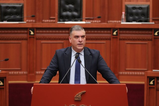 PS shtyn votimin për pr ligjin e PL për uljen e TVSH në 5  për ushqimet e shportës  Blushi  Ç socialistë jeni ju që taksoni bukën e shqiptarëve më shtrenjtë se luksin 