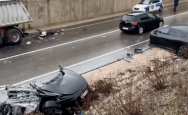 Aksident i frikshëm në rrugën e Arbrit/ Makina ndahet në dy pjesë pas përplasjes, plagosen tre persona, pamje nga vendi i ngjarjes (VIDEO)