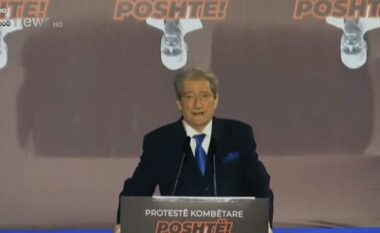 Berisha nga sheshi i protestës: Ashtu si 35 vite më parë, jemi sërish para regjimit, Rama do t’i ketë ditët e numëruara!