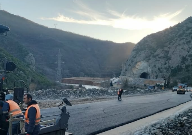 Kujdes në aksin Elbasan – Qafë-Thanë/ ARRSH njofton nisjen e zgjerimit të rrugës në Mirakë, ja deri kur do zgjasin punimet