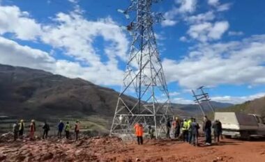 Alarm në rrjetin energjetik, si pasojë e rrëshqitjeve të dherave fundoset dhe zhvendoset shtylla e tensionit të lartë (VIDEO)