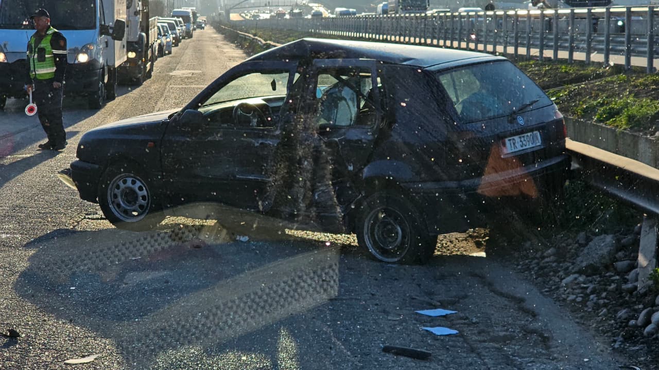 Aksident në Kashar  Furgoni përplaset me makinën  një i plagosur