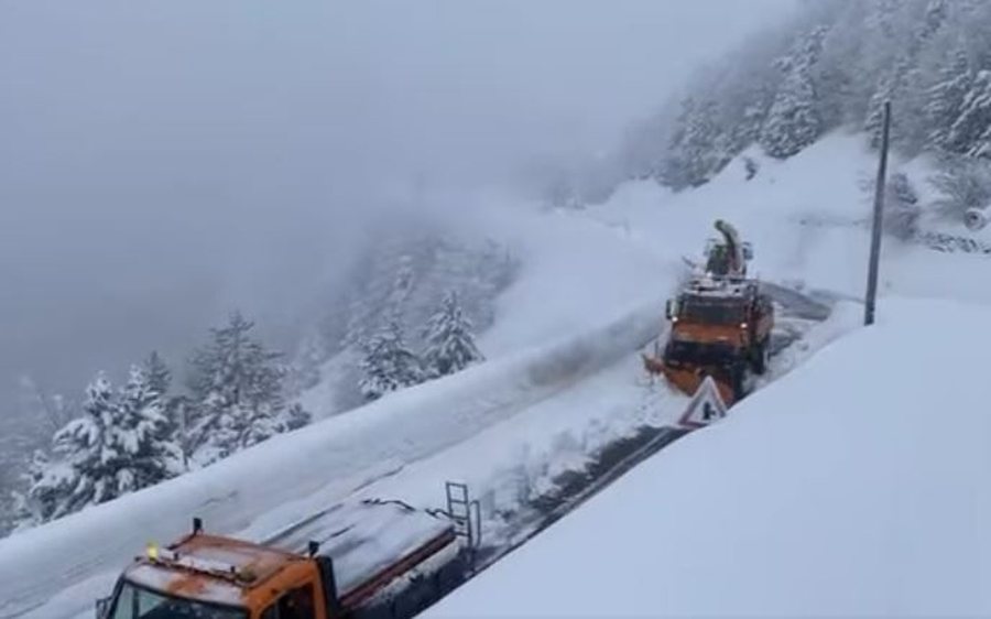 Aksi Qafë Thore-Theth vijon të jetë i bllokuar, ARRSH sugjeron shmangien e rrugës: Po monitorojmë situatën, rrezikohet rrëshqitja e makinave