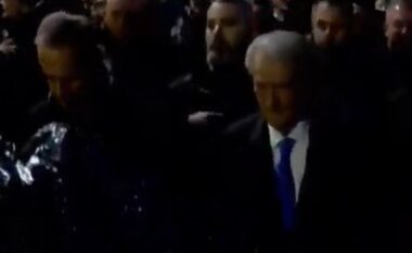 Demokratët nuk i ndal as shiu rrëke për të rrëzuar Edi Ramën, Sali Berisha niset drejt Bulevardit për t’iu bashkuar qindra protestuesve