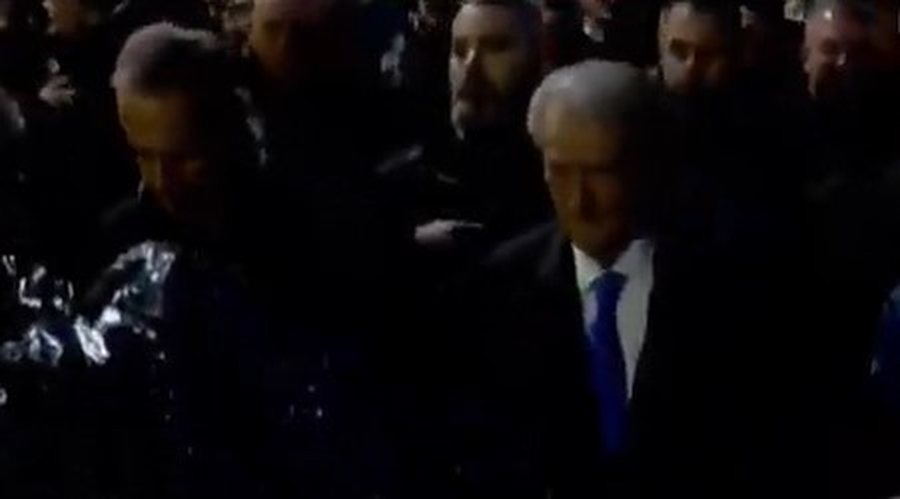 Demokratët nuk i ndal as shiu rrëke për të rrëzuar Edi Ramën, Sali Berisha niset drejt Bulevardit për t’iu bashkuar qindra protestuesve