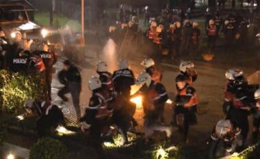 Rëndohet situata nga protesta e opozitës: Lëndohen 8 efektivë policie, katër prej tyre përfundojnë të Trauma