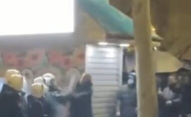 U qëllua me shkopa gome pas koke dhe iu hodh spraj në fytyrë, Bledion Nallbati në gjendje të rëndë te Trauma, Sali Berisha niset me urgjencë