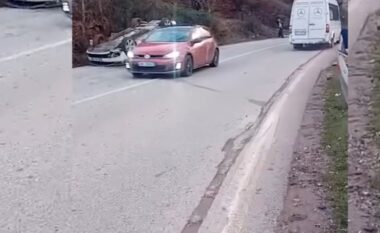 Aksident në aksin Librazhd-Prrenjas, automjeti përmbyset në mes të rrugës