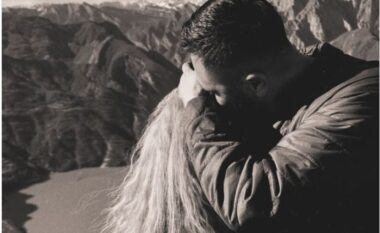 Të përqafuar dhe të lumtur, Bes Kallaku publikon foton me partneren e re