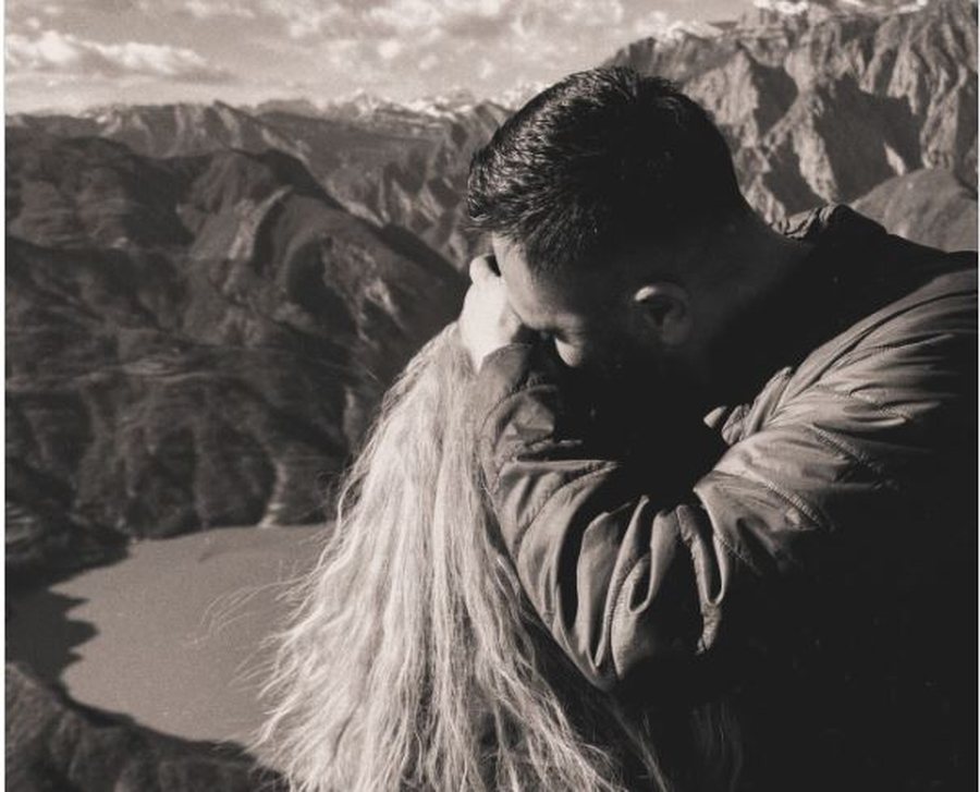 Të përqafuar dhe të lumtur  Bes Kallaku publikon foton me partneren e re