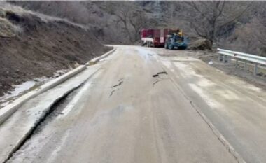 U sugjerua si rrugë alternative pas mbylljes së aksit Librazhd-Përrenjas, plasaritje dhe në rrugën Maliq-Gramsh, vështirësohet qarkullimi i makinave