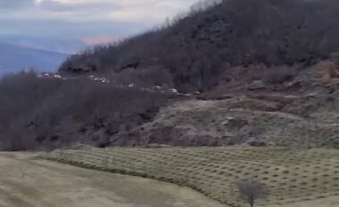 Të bllokuar për orë të tëra  në aksin Librazhd–Prrenjas, shoferët gjejnë vetë rrugën për të vazhduar udhëtimin