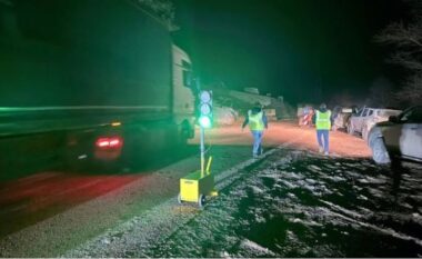 Përkeqësohet situata në aksin Librazhd–Prrenjas, ndalohet lëvizja e ambulancave dhe mjeteve zjarrfikëse