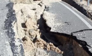 Masivi shkëmbor bie në rrugë, bllokohet hyrja e qytetit të Skraparit/ Çahet edhe asfalti i rrugës që lidhet me Përmetin