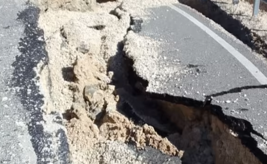 Masivi shkëmbor bie në rrugë  bllokohet hyrja e qytetit të Skraparit  Çahet edhe asfalti i rrugës që lidhet me Përmetin