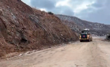 Sërish probleme në aksin Qukës–Qafë Plloçë, rruga bllokohet sërish pas rrëshqitjes së dherave dhe gurëve