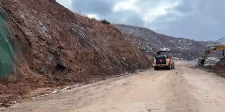 Sërish probleme në aksin Qukës–Qafë Plloçë, rruga bllokohet sërish pas rrëshqitjes së dherave dhe gurëve