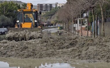 Reshjet e dendura të shiut/ Rrëshqitje dherash në Currila të Durrësit, bllokohet një sens i rrugës