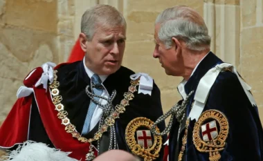 I vëllai përmendet në dosjet e çështjes ‘Epstein’, Mbreti Charles injoron pyetjet e gazetarëve për Dukën Andrew