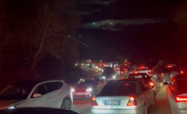 Rikthehet qarkullimi pas SHTATË orësh!/ Hapet aksi Librazhd-Prrenjas pas bllokimit nga qindra metra kub gurë