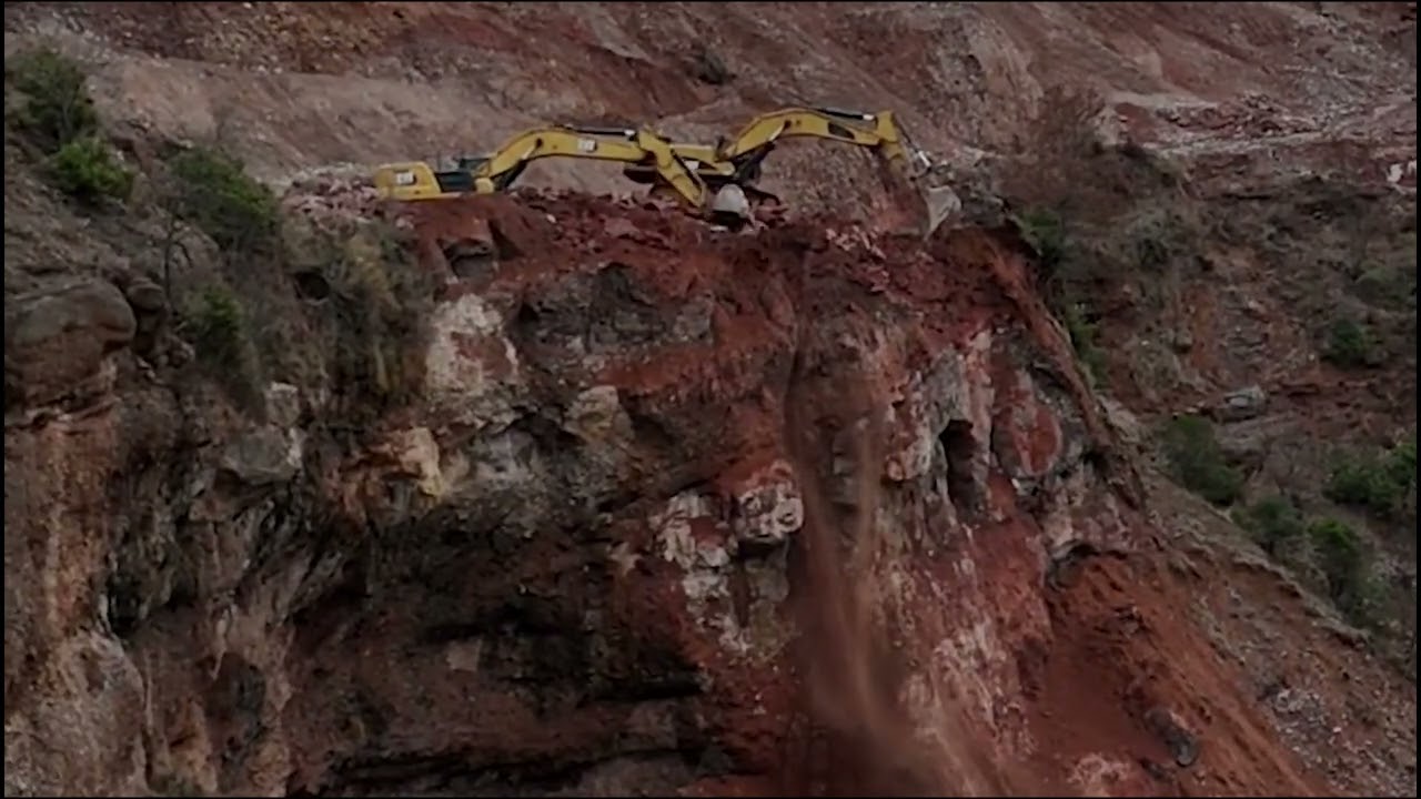 mijera-qytetare-te-bllokuar-per-rreth-8-ore-ne-aksin-prrenjas-librazhd-kapri-kompania-ank-e-ish-deputetit-socialist-ndue-kola-mori-20-mln-euro-per-zgjerimin-e-rruges