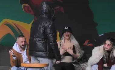 Benita e këshillon Elijonën: Mos e bëj gjoksin, nuk ia vlen fare