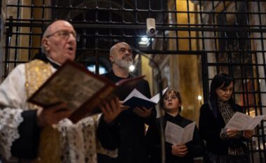 Rama nis vizitën në Vatikan, ndan foto nga bazilika e famshme: Krah Zojës së Shqipërisë qëndron edhe flamuri ynë kombëtar!