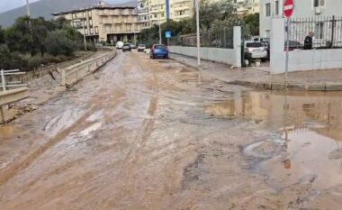 VIDEO/ Shirat dëmtojnë disa banesa në qytetin e Himarës, banorët në panik: Kjo situatë nuk ka ndodhur prej vitesh