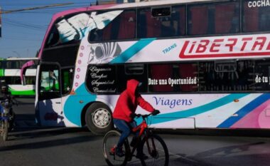 Tragjedi në Bolivi, autobusi bie nga shkëmbi, humbin jetën 14 persona