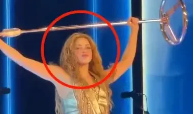 VIDEO/ Shakira pëson incident, përdredh kyçin e dorës dhe rrëzohet në koncert
