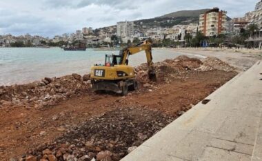 Çfarë po ndodh në Sarandë? Hidhen inerte në breg të detit, në terren edhe punonjës të policisë bashkiake