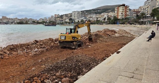 Çfarë po ndodh në Sarandë? Hidhen inerte në breg të detit, në terren edhe punonjës të policisë bashkiake