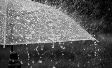 Kujdes! Mos dilni pa çadër nga shtëpia sot, ja si paraqitet moti për këtë të diel