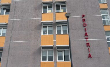 Gripi “mbingarkon” Pediatrinë në Elbasan, mbi 110 fëmijë çdo ditë në urgjencë, rriten ndjeshëm shtrimet