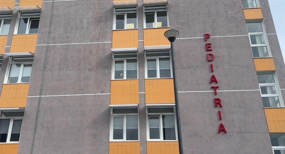 Gripi “mbingarkon” Pediatrinë në Elbasan, mbi 110 fëmijë çdo ditë në urgjencë, rriten ndjeshëm shtrimet