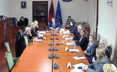 TEKSTET DHE KURRIKULAT E REJA SHKOLLORE/ Ministrja e Arsimit: Zbatimi nis në shtator për klasat I, të VI dhe të X