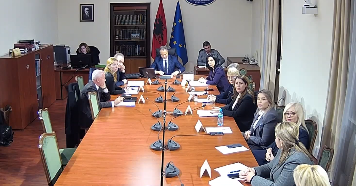 TEKSTET DHE KURRIKULAT E REJA SHKOLLORE/ Ministrja e Arsimit: Zbatimi nis në shtator për klasat I, të VI dhe të X