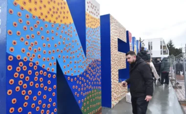 Monumenti NEWBORN mbulohet me 5,000 emblema të UÇK-së në 18-vjetorin e Pavarësisë