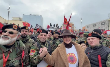 Leonora Jakupi publikon fotografi nga protesta për ish-krerët e UÇK-së