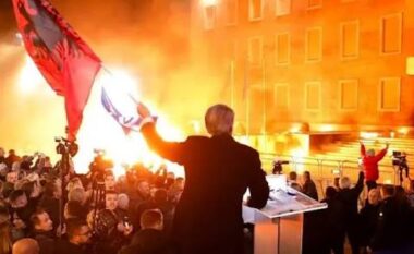 Nga thirrja për dorëheqjen e Ramës dhe Ballukut, përplasja mes protestuesve e policisë dhe namazi i lënë përgjysmë. Çfarë ndodhi dje në protestën mbi 3 orëshe të opozitës