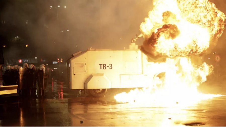 Protesta e opozitës  Media prestigjioze franceze  Përleshje mes policisë dhe protestuesve për shkak të akuzave për korrupsion qeveritar