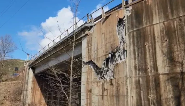 Bllokohet tërësisht qarkullimi në aksin Librazhd Prrenjas  shkak situata e krijuar nga rrëshqitjet te  Arrat e Gurrës 