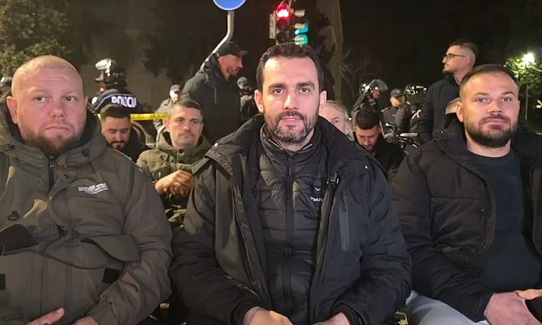 VIDEO  Adriatik Lapaj ironizon protestën e opozitës  Qëndresa është beteja e vërtetë  jo ikja pas dy orësh