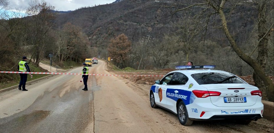 Bllokohet plotësisht aksi rrugor Librazhd Pogradec  policia njoftim zyrtar  Lejohen vetëm mjetet e emergjencës