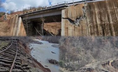 FOTO/ Librazhd, pas dëmtimit të segmentit rrugor dhe shtyllës së Tensionit të Lartë në “Arrat e Gurrës”, shkatërrohet edhe traseja e hekurudhës
