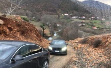 VIDEO-FOTO/ Aksi Librazhd–Pogradec i mbyllur, automjetet i drejtohen Egnatias. “Ringjallet” rruga ku 2 mijë vite më parë kalonin karvanët romakë
