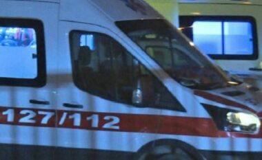 Aksident i rëndë në autostradën Tiranë-Durrës, drejtuesi i motorit përfundon në anën tjetër të rrugës, ja si paraqitet gjendja e tij shëndetësore