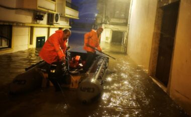 Përmbytje dhe stuhitë e njëpasnjëshme godasin Evropën Perëndimore! 16 të vdekur në Portugali, një çift i moshuar i zhdukur